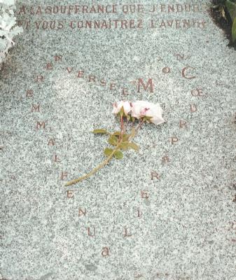Pierre_tombale_au_Pere_Lachaise